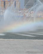 晉陽湖噴泉
　　晉陽湖公園是城市綜合型生態(tài)濱水公園，其景觀工程分為10大區(qū)域，有生態(tài)自然游覽區(qū)、僑鄉(xiāng)文化廣場區(qū)、古厝文化體驗(yàn)區(qū)、濕地生態(tài)科普區(qū)、城市文化廣場區(qū)、生態(tài)島休閑區(qū)、山林沙地游玩區(qū)和水上活動(dòng)區(qū)。 