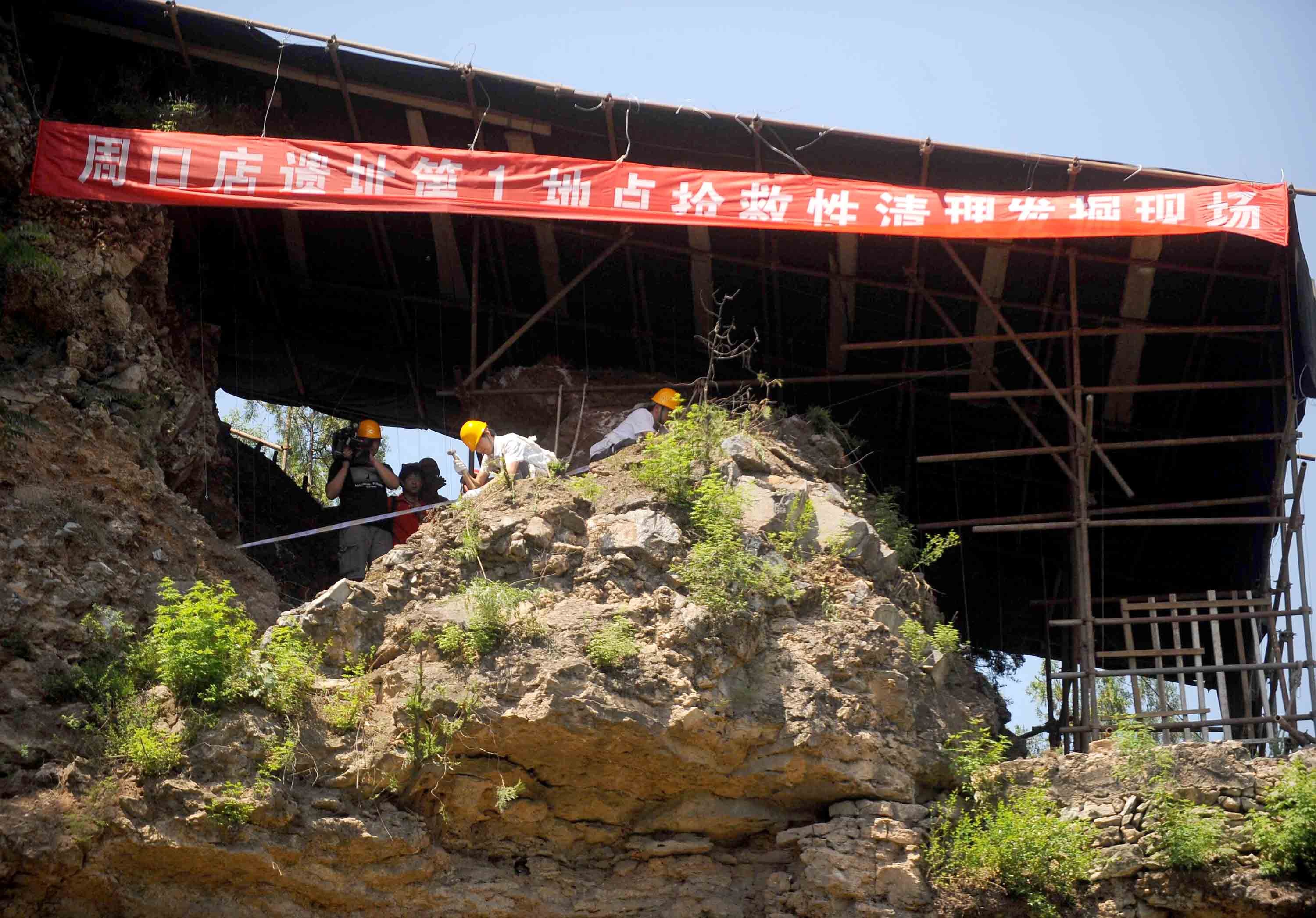 中國文化源遠流長(cháng)，中華文明博大精深。中華文明探源工程等重大工程的研究成果，實(shí)證了我國百萬(wàn)年的人類(lèi)史、一萬(wàn)年的文化史、五千多年的文明史。這是2009年6月24日，考古工作人員在北京周口店遺址第1地點(diǎn)進(jìn)行搶救性清理發(fā)掘工作。新華社記者 羅曉光 攝